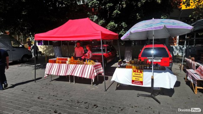 У центрі Луцька встановлюють етнографічні майданчики. ФОТО