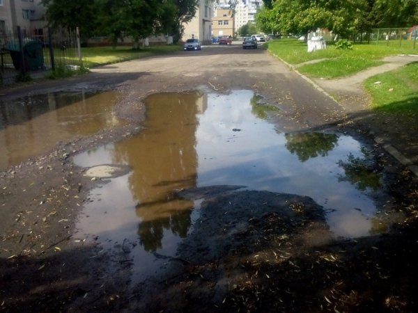 Луцький депутат гарантує ремонт дороги біля дитсадка. ФОТО
