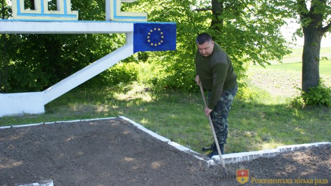 Волиняни розмалювали в'їзний знак рідного міста та висадили біля нього квіти. ФОТО