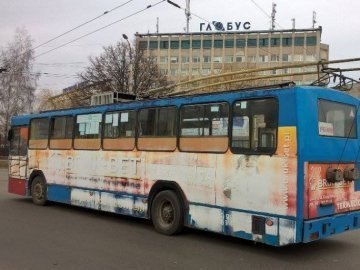  У Луцьку тролейбус пошкодив автомобіль. ФОТО