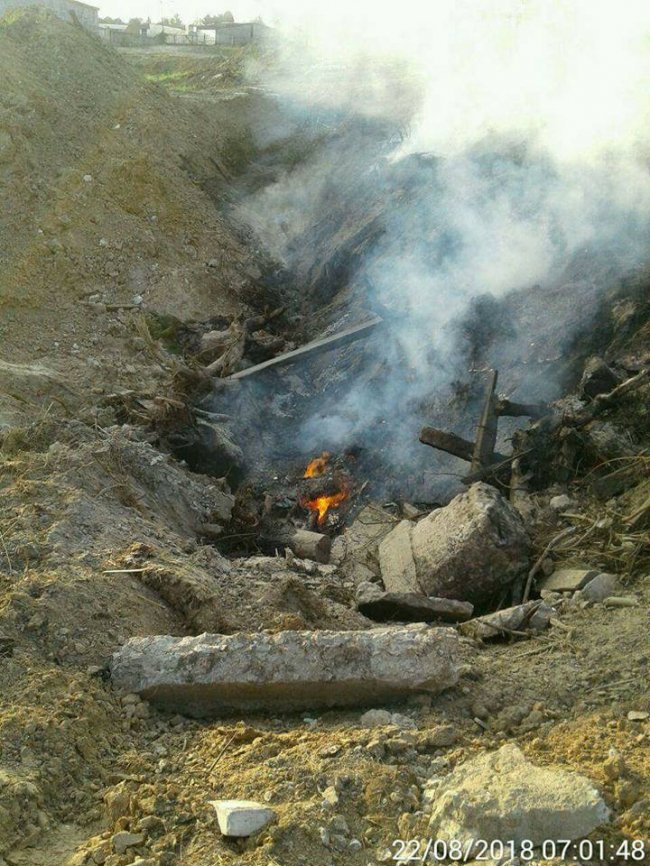 У Луцьку через паління сміття ледь не виникла пожежа. ФОТО