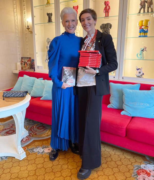 Лучанка подарувала Мей Маск вишиванку від волинського етнобренду. ФОТО