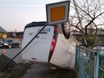Мінівен перекинувся на дах: у місті на Волині – ДТП. ФОТО