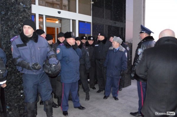 Гарячий світанок у Луцьку: як пікетували губернатора. ФОТО