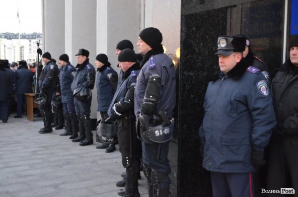 Деякі міліціонери були із захисними шоломами та наколінниками