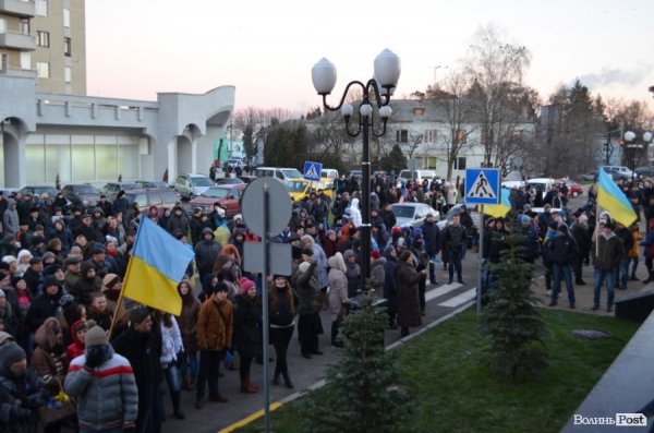 Гарячий світанок у Луцьку: як пікетували губернатора. ФОТО