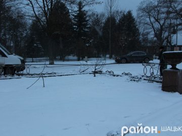 У центрі Шацька авто протаранило паркан