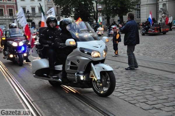 Байкерський «парад вогнів» у Львові. ФОТО. ВІДЕО 