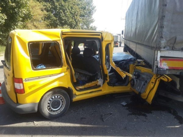 В Луцьку п'яний водій влетів у фуру. ФОТО