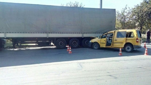 В Луцьку п'яний водій влетів у фуру. ФОТО