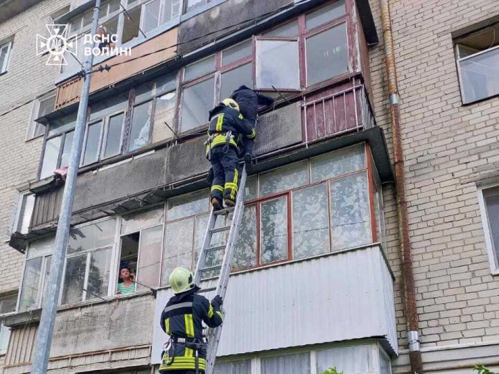 У Луцьку рятувальники зняли чоловіка з балкону третього поверху