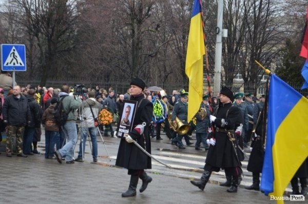 «Герої не вмирають!», – у Луцьку провели в останню путь майданівця. ФОТО. ВІДЕО