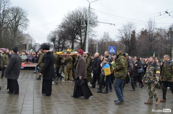 «Герої не вмирають!», – у Луцьку провели в останню путь майданівця. ФОТО. ВІДЕО