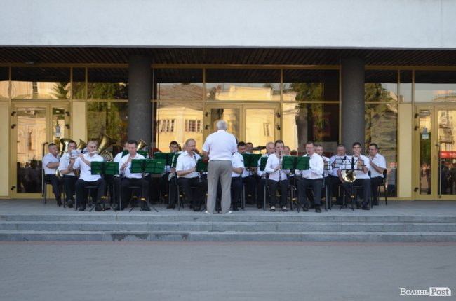 У центрі Луцька – святковий виступ оркестру. ФОТО