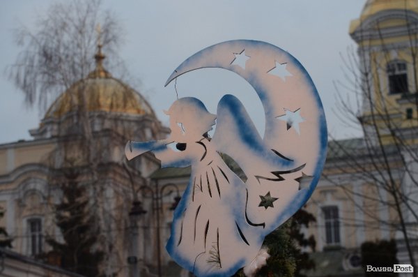 У Луцьку запалили новорічну ялинку. ФОТО
