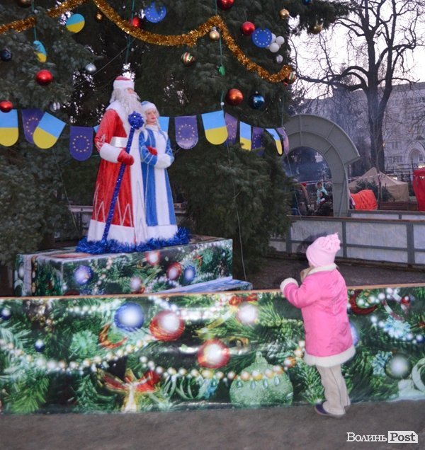У Луцьку засвітили головні ялинки міста. ФОТО 