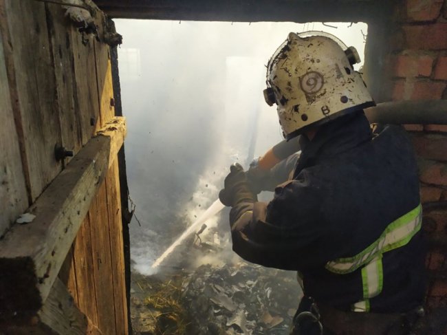 У селі на Волині через коротке замикання електромережі горів будинок. ФОТО