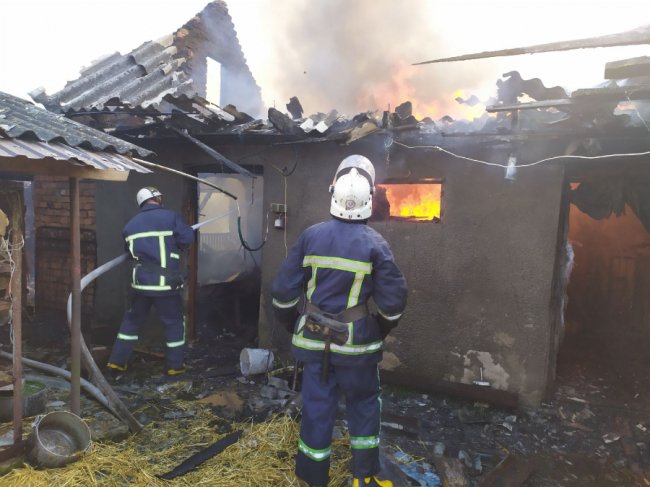 У селі на Волині через коротке замикання електромережі горів будинок. ФОТО
