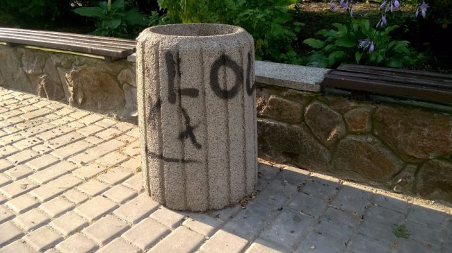 У Рожищі розбили та розписали смітники
