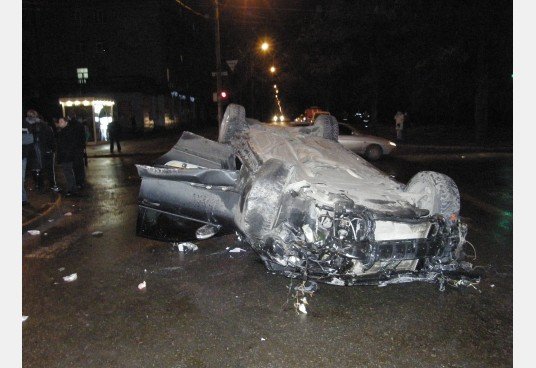 Аварія в Харкові: Mercedes «влетів» у міліцейське авто. ФОТО