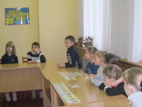 Діти переселенців та лучан разом вивчають іноземні мови