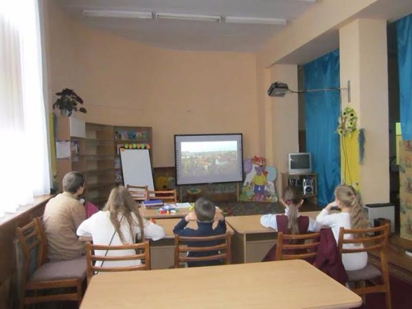 Діти переселенців та лучан разом вивчають іноземні мови