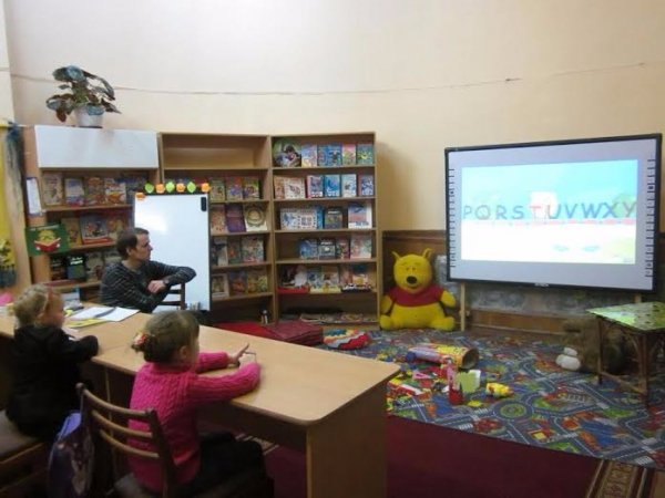 Діти переселенців та лучан разом вивчають іноземні мови