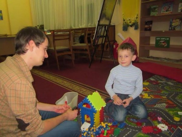 Діти переселенців та лучан разом вивчають іноземні мови