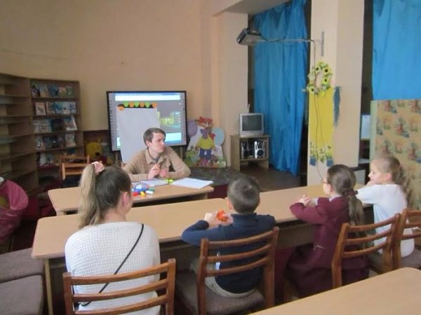 Діти переселенців та лучан разом вивчають іноземні мови