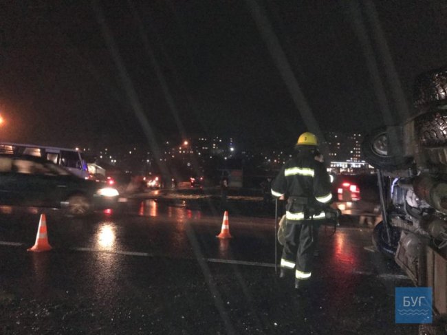 У Нововолинську зіткнулася автівка та маршрутка з пасажирами: є постраждалі. ФОТО