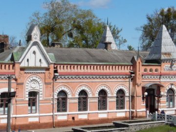 У селищі на Волині учні долучилися до реставрації вокзалу. ВІДЕО