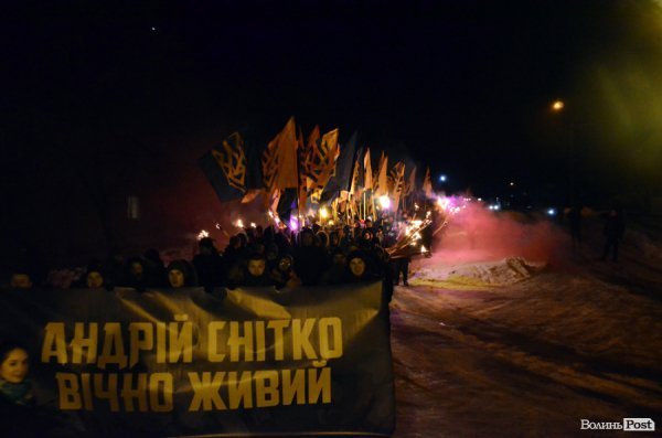 Вогонь та пам'ять: Маневичами пройшла смолоскипна хода на честь Героя