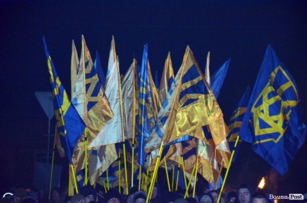 Вогонь та пам'ять: Маневичами пройшла смолоскипна хода на честь Героя