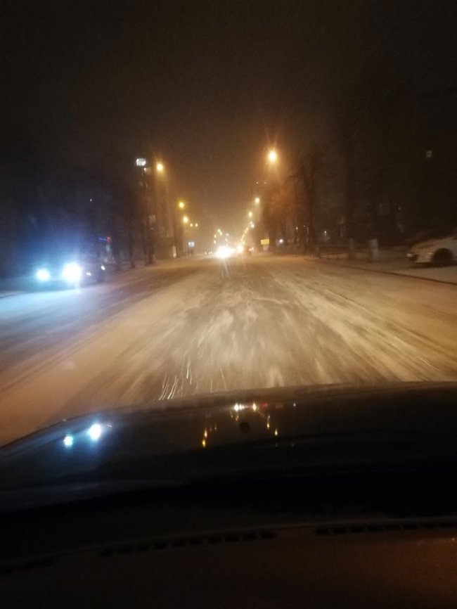 Лучани радіють першому снігу. ФОТО