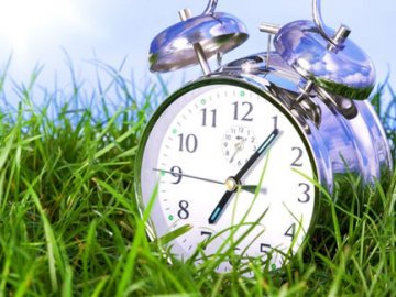Вночі Україна перейде на літній час: спатимемо на годину менше