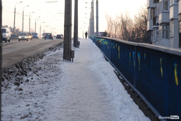 Луцький міст прикрасили синьо-жовтими стрічками. ФОТО