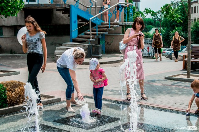 Усмішки малечі та бризки водограю: літній день у Луцьку. ФОТО