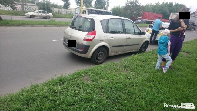 Аварія у Луцьку: Renault збило пішохода. ФОТО