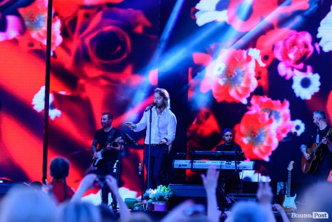 До Винника – навіть на милицях. ФОТОРЕПОРТАЖ із грандіозного концерту у Луцьку