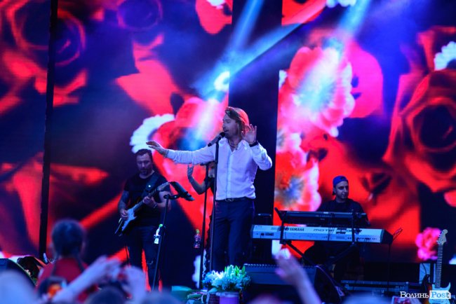 До Винника – навіть на милицях. ФОТОРЕПОРТАЖ із грандіозного концерту у Луцьку