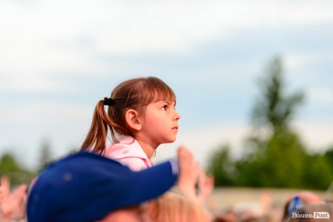 До Винника – навіть на милицях. ФОТОРЕПОРТАЖ із грандіозного концерту у Луцьку