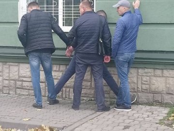 Дістав з кишені таблетку і проковтнув: деталі затримання «наркобариги» в Луцьку. ВІДЕО