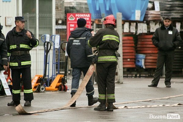 У Луцьку півтора десятка пожежників «гасили» гіпермаркет. ФОТО
