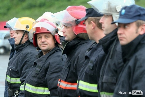 У Луцьку півтора десятка пожежників «гасили» гіпермаркет. ФОТО