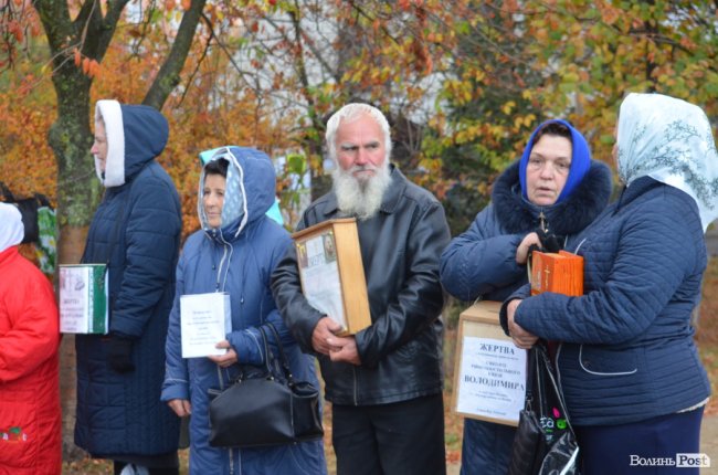Килим із квітів та цілування рук: як у Луцьку зустріли Онуфрія. ФОТОРЕПОРТАЖ