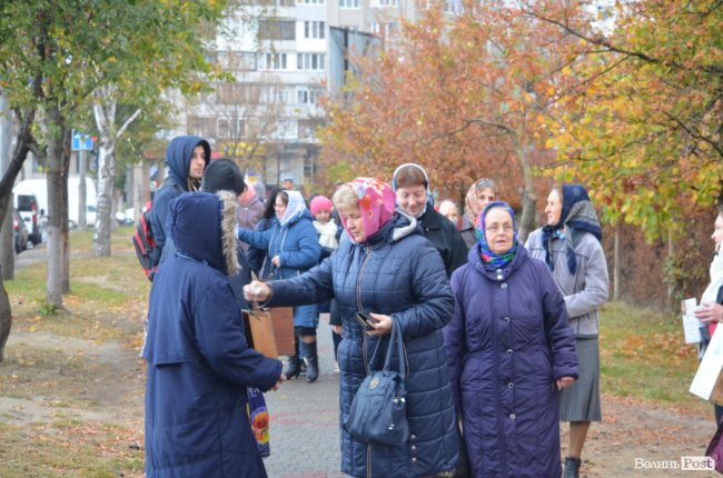 Килим із квітів та цілування рук: як у Луцьку зустріли Онуфрія. ФОТОРЕПОРТАЖ