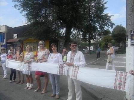 Майстри створили кілометровий вишитий рушник. ФОТО