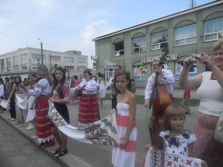 Майстри створили кілометровий вишитий рушник. ФОТО