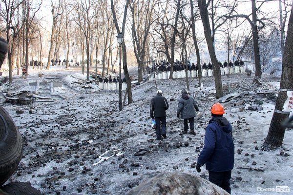 майданівці несуть чай Внутрішнім військам