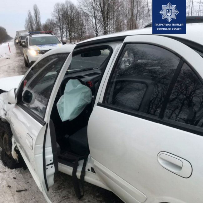 Вирішила піти на обгін: на Волині через необачну водійку сталась аварія